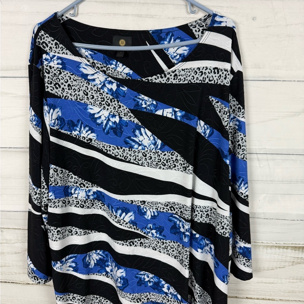 JM Collection Black and White Asymmetrical 3/4 Sleeve Blouse